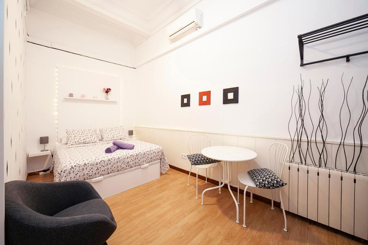 Fabrizzios Terrace Hostel บาร์เซโลนา ภายนอก รูปภาพ